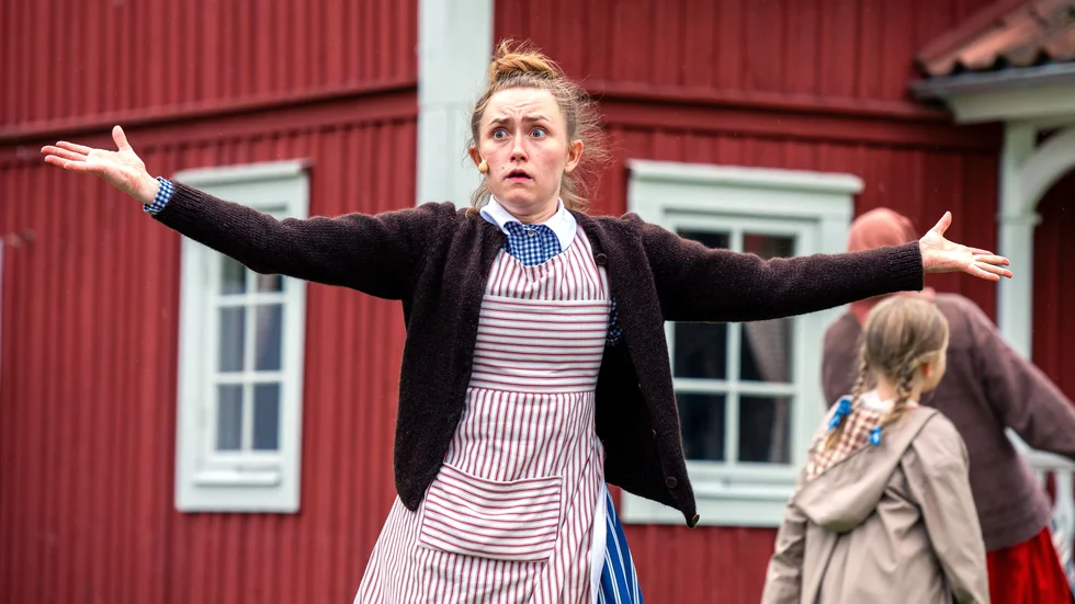 Ebba Skoog från Boden jobbar den här sommaren i Astrid Lindgrens Värld i Vimmerby där hon spelar pigan Lina i Emil i Lönneberga.  