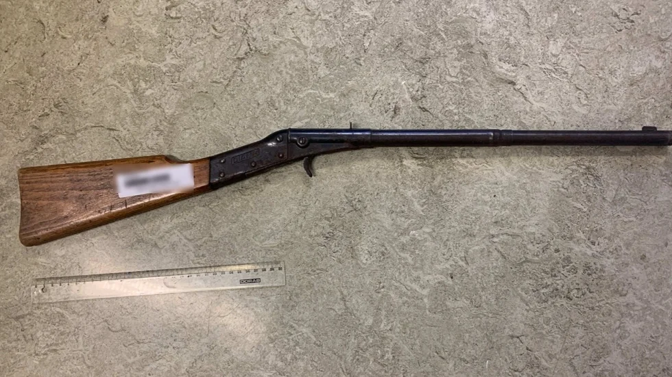 Ett av de två vapen kvinnan misstänks ha använt vid hotet.