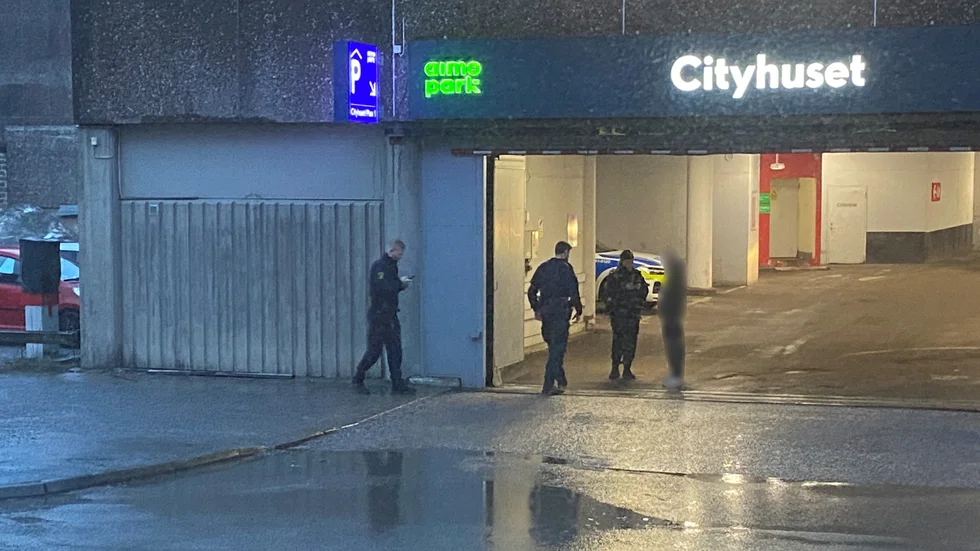 Polis i samtal med rånoffret kort efter larmet på fredagsmorgonen.