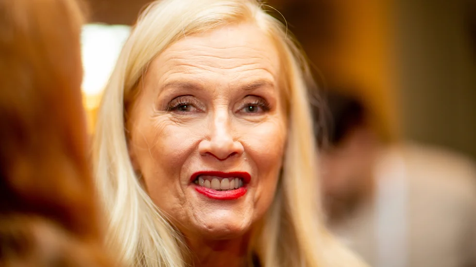 Gunilla Persson sitter fast i ett flygplan på Heathrow utanför London.