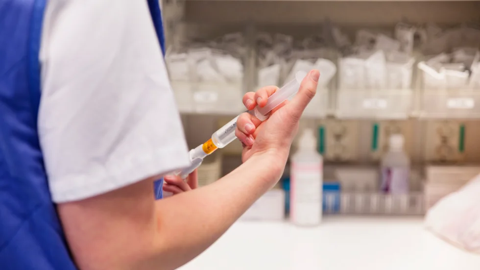 Sjuksköterskan noterade att hen lämnat ut läkemedel till 
 patienter som inte skulle ha sådana mediciner och patienter som inte varit på avdelningen på uppgivet datum. Genrebild.