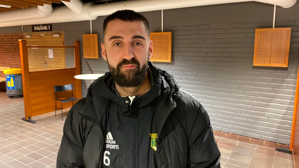 Ny i stan. Feriz Bajrami är själv överraskad av att 20 lag spelar hans Stars cup i Motala sporthall på lördag. En turnering för kompislag. "Jag gör det för ungdomarna", säger han.