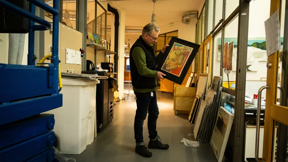 Det som till slut blev omslagsbilden för själva utställningen är ett färggrant porträtt av Blondie-sångerskan Debbie Harry, givetvis signerat av Andy Warhol.