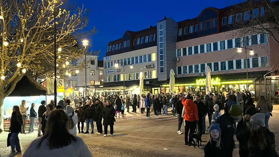 Valborgskvällen fortsatte till sent, och i Västerviks centrum var det fullt med folk.