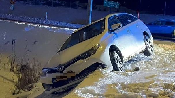 Polien följde efter bilen i drygt 17 kilometer på E4 innan den hamnade i diket vid Knivstavfarten. Nu åtalas föraren. 