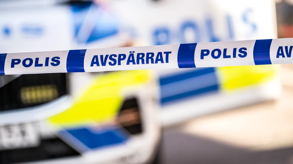 En lägenhetsdörr besköts under natten till lördagen i Husby. Arkivbild.