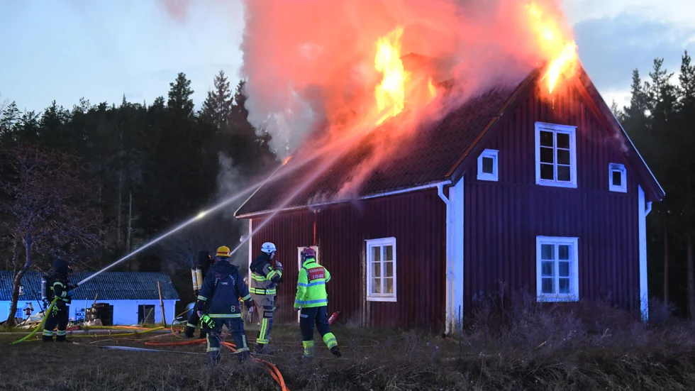 Vid första räddningsstyrkans framkomst var branden fullt utvecklad på andra våningen.