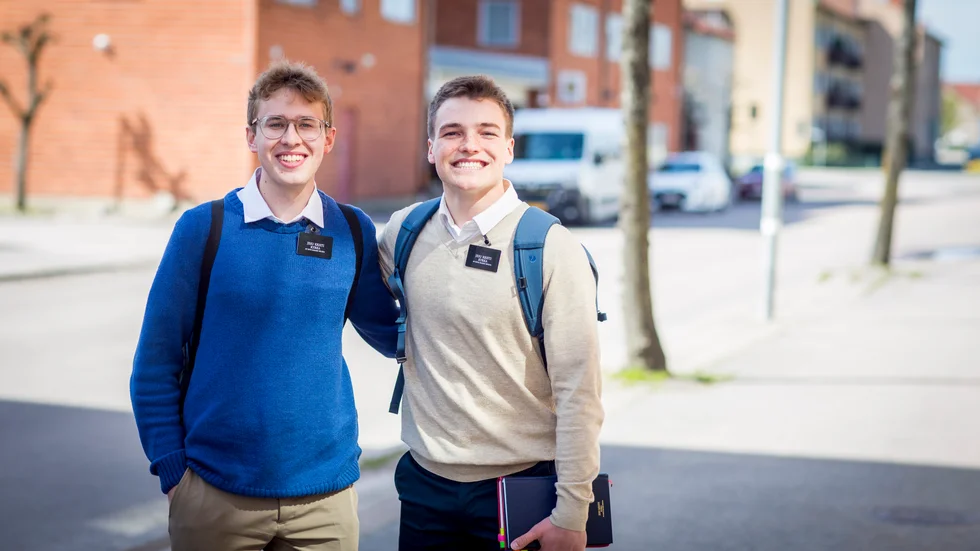 De nittonåriga missionärerna Aaron Larson och Beau Bellnap är på uppdrag i Sverige för den mormonska kyrkan. De har rest från Utah i USA för att sprida sin religion och bor just nu i Katrineholm.
