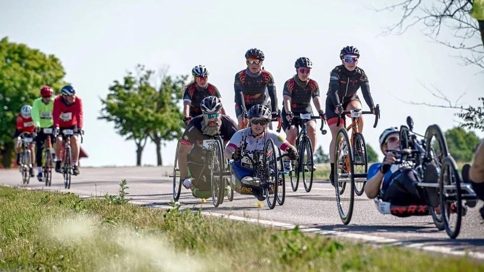Karl Utterhall med medåkare under Halvvättern 2023. Nu blir det stora rundan över 315 kilometer för tio paracyklister i sommar.