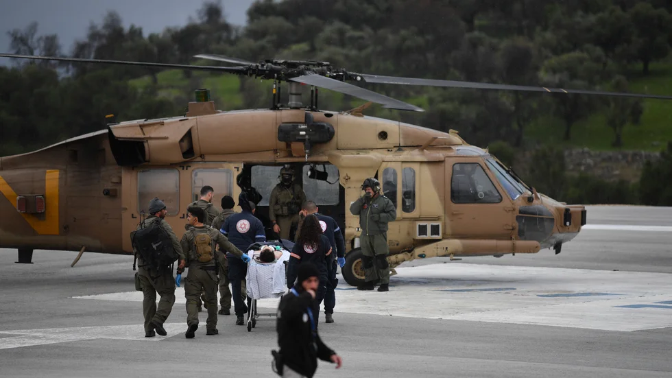 Helikopterevakuering av en skadad efter raketanfallen i norra Israel.