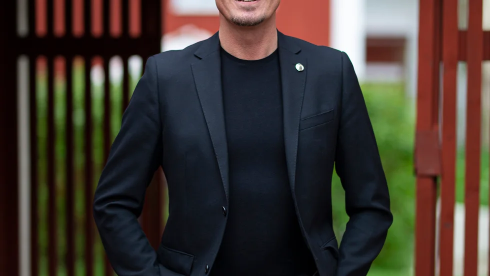 Simon Roth är kommunikationschef i Vimmerby kommun. Han säger att olika verksamheter är olika känsliga vid en eventuell It-attack. Det viktigaste att säkra är sånt som har med människors hälsa att göra. Skolan är mycket digital, men där kan man använda traditionella arbetssätt för att fortsätta undervisningen.