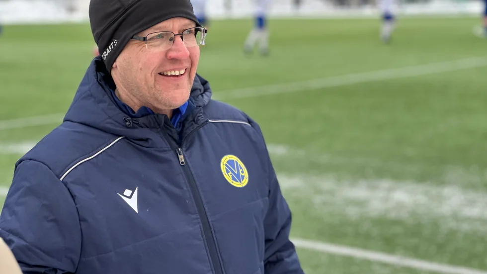 Värmbols FC:s tränare Fredrik Jansson var nöjd med stora delar av första matchen.