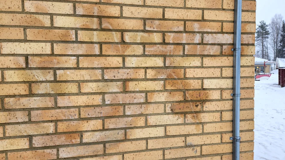 Under tisdagen var det mesta borttvättat och krossade fönster utbytta, men det syns fortfarande spår på fasaderna.