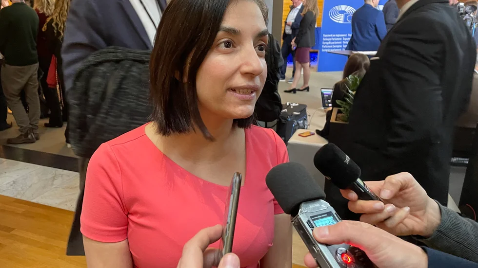 Svenska EU-parlamentsledamoten Evin Incir (S) intervjuas efter att direktivet om mäns våld mot kvinnor röstats igenom i Strasbourg.