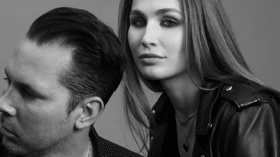Författarduon Double Lindahl består av Josefine Lindahl och Axel Lindahl. "Ultraromance" är deras första bok.