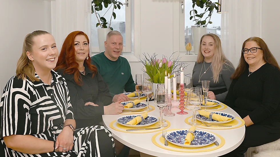 Johanna, Kicki, Tony, Sofia och Åsa firar självklart påsk, md middag och pyssel, tillsammans. Denna gång hemma hos Tony och Kicki.