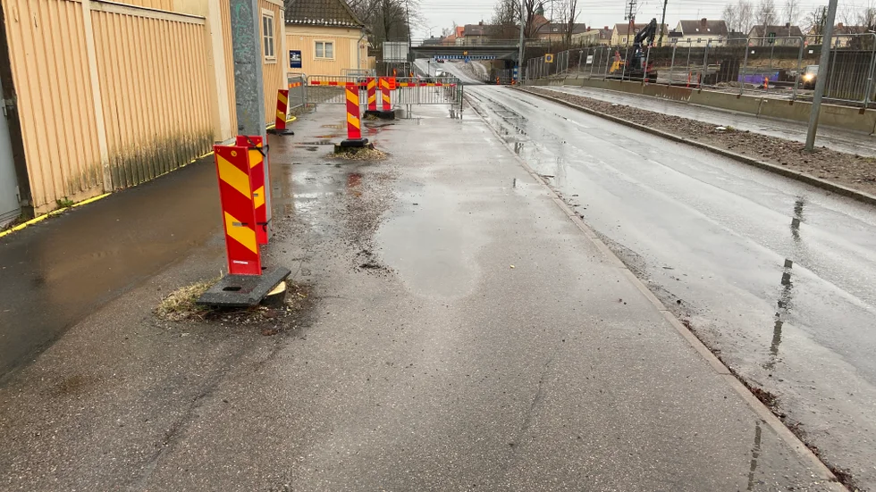 Här var det stopp för cyklister och gångtrafikanter. Cykelbanan vid Brunnsgatan förbi Folkungavallen är avstängd.