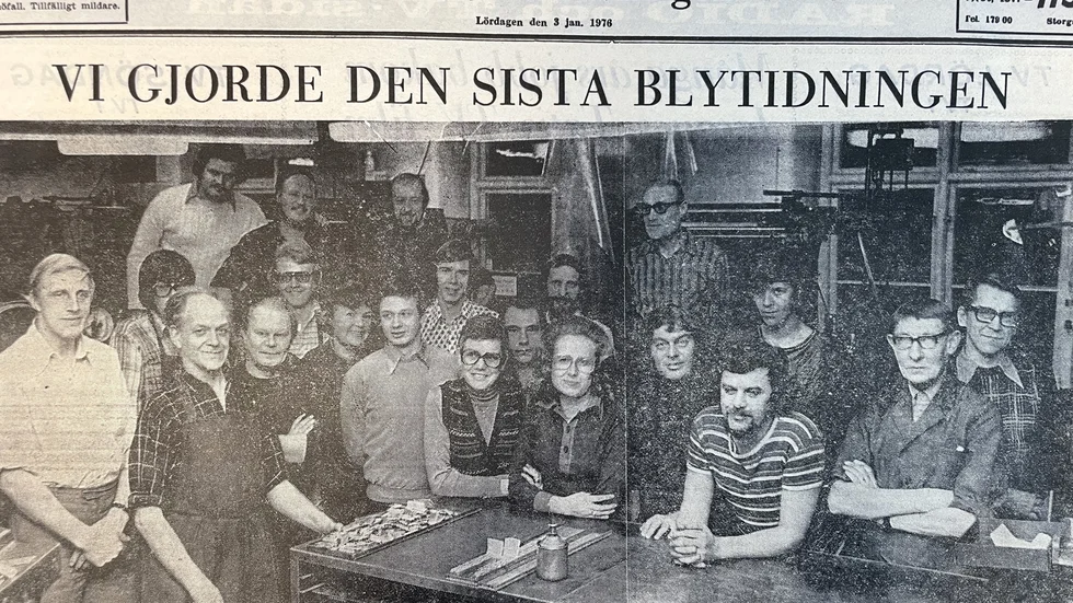 Gänget som gjorde den sista blytidningen på Västerviks-Tidningen. Vi har fått hjälp från före detta tryckerichefen Göran Juthe (trea från vänster högst upp) med några av namnen på personerna på bilden. Flera VT-läsare har hört av sig och hjälpt till med övriga namn. 
Från vänster, mitten: Per Ek, lokalredaktör i Oskarshamn, Roger Karlsson, fotograf, Göran Juthe, Olle Johansson, grafiker. 
Från vänster, längst ner: Jan Magnusson, Christer Nilsson, Gustav Bergkvist, Kay Ekström, Arne "Berget" Holst, korrekturläsaren Greta Hultgren, Lennart Ackling, Hasse Karlsson, Viveka Calmunger, Håkan Larsson (bakom Viveka), Yngve "Sluggern", Johansson, Göta Henriksson (inskrivare), Ingemar Svensosn, Jan Svensson, Åke Ringdahl, Torsten "Totta" Svensson och Sune Landin.  
