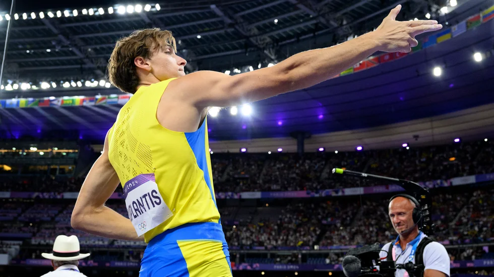 Armand Duplantis möter Karsten Warholm i en het sprintduell. Arkivbild.