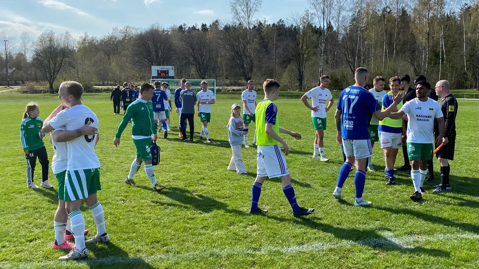 IFK Motala erbjuds nu en plats i division 4. Det kan bli derbyn mot BK Zeros i år också. IFK funderar och ska lämna besked på torsdagen.
