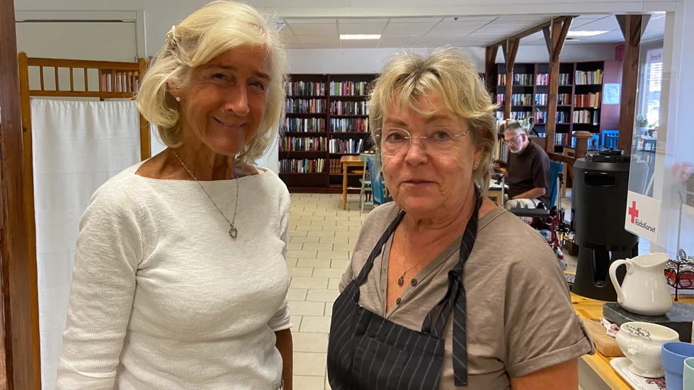 Catharina De Geer och Christina Henningsson med bokavdelningen i bakgrunden.