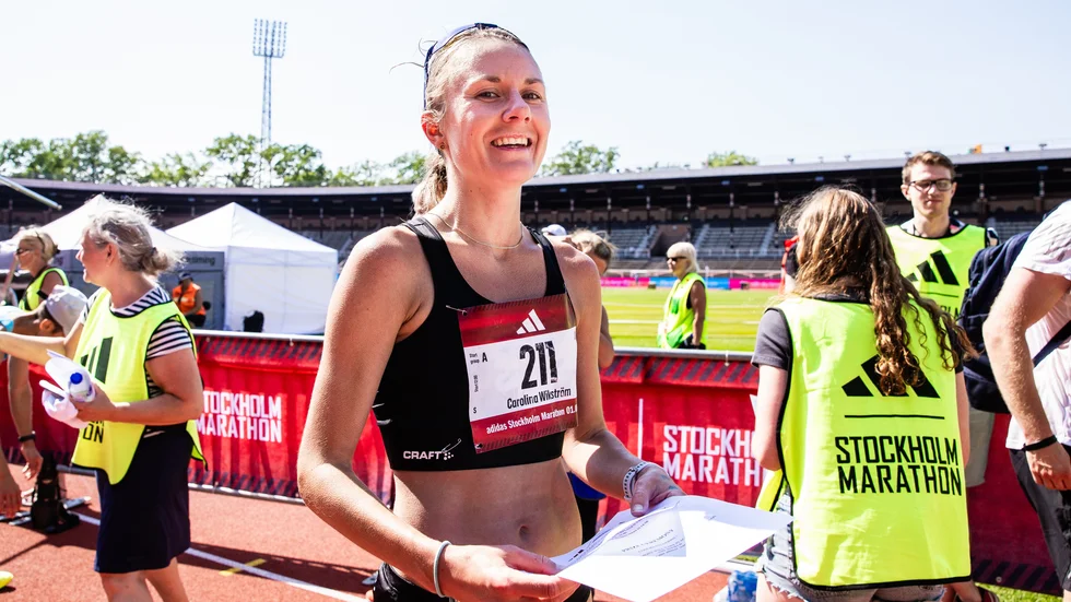 Carolina Wikström jublar efter Stockholm Marathon den 1 juni 2024 i Stockholm.