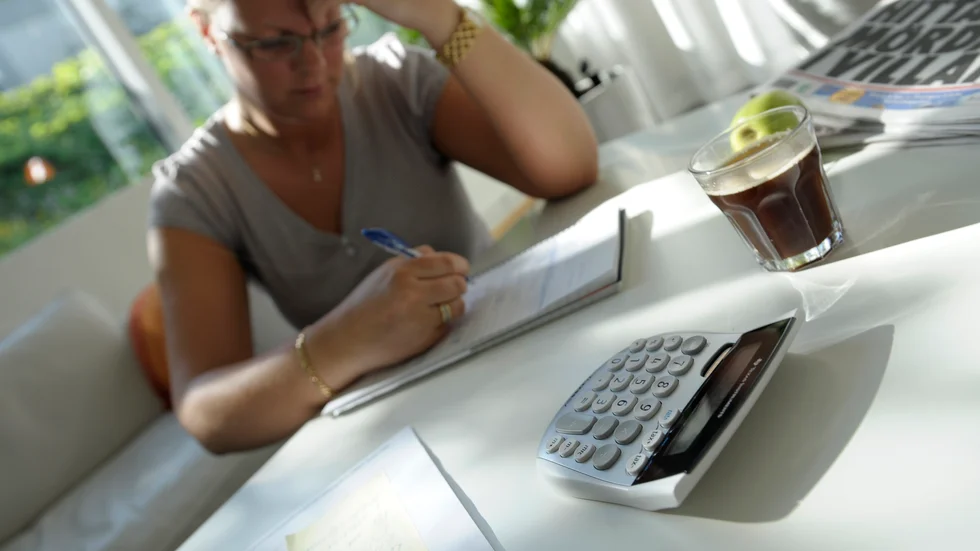 Kvinnors frånvaro på jobbet kostar tusentals kronor i månaden, visar en ny rapport från Swedbank. Arkivbild.