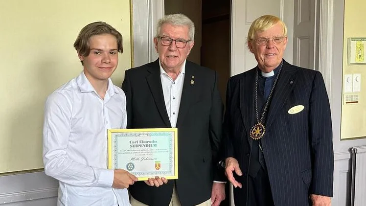 Mille Johansson tar emot stipendiet på 30 000 kronor av Lasse Westerdahl, stiftelsens ordförande.