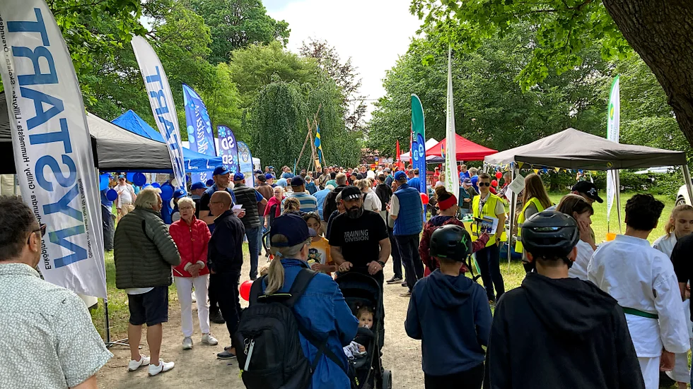 Fullt i Skolparken.