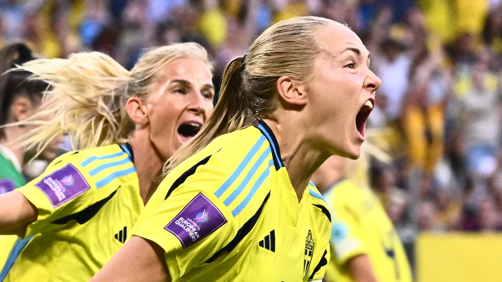 Sveriges Magdalena Eriksson jublar efter sitt 1–0-mål under tisdagens EM-kvalmatch mellan Sverige och Irland på Friends arena i Solna.