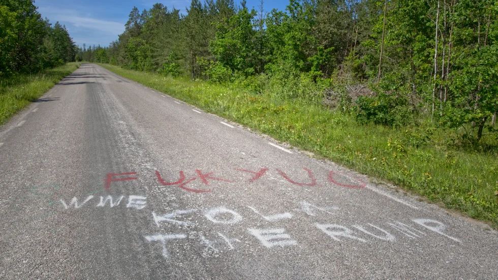 Delar av klottret på väg 607.