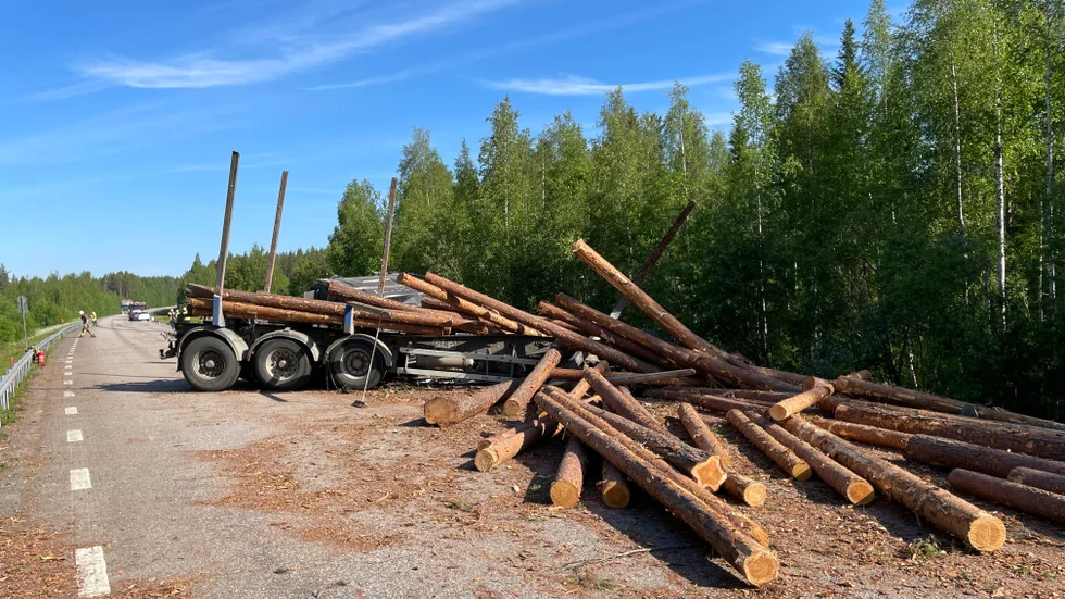 Frontalkrocken mellan långtradaren och personbilen i övre Bredåker i fredags morse var våldsam. Misstankar om vårdslöshet i trafik riktas nu mot kvinnan i personbilen.