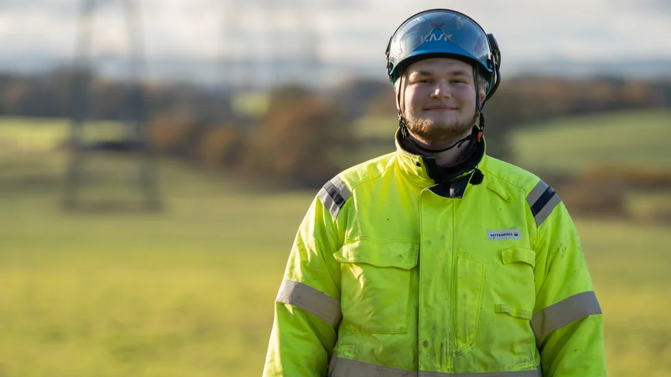 Arvid Karlsson, 19 år, från Vimmerby valde att göra sin praktik på Vattenfall. I TV3:s program Högspänning får han klättra upp i en högspänningsmast.