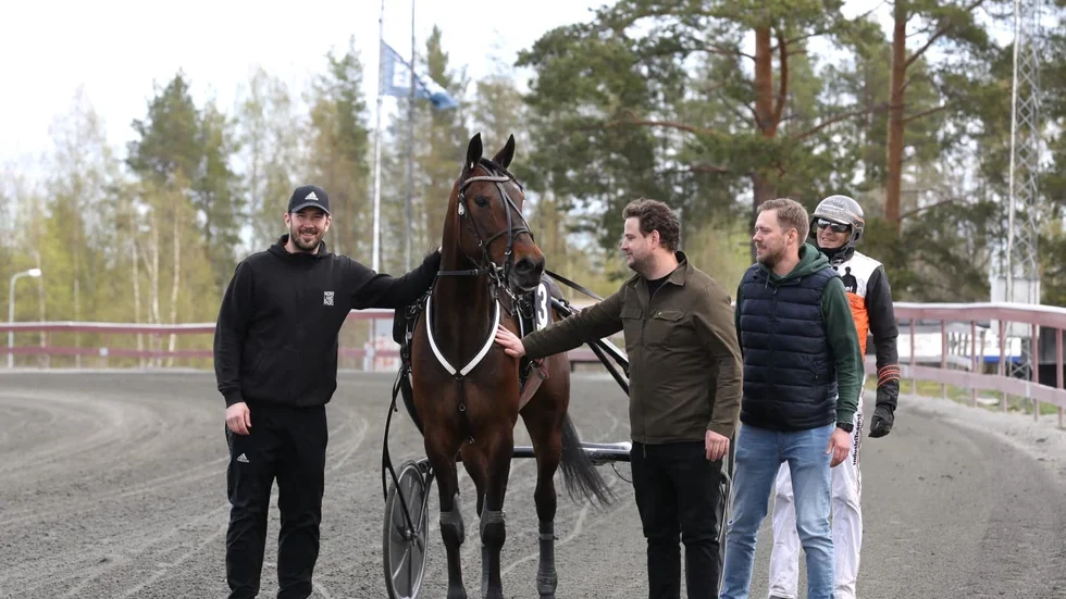 Delägarna Jimmie Ericsson, Jim Richtman och Joakim Morén tillsammans med hästen Olly Håleryd.