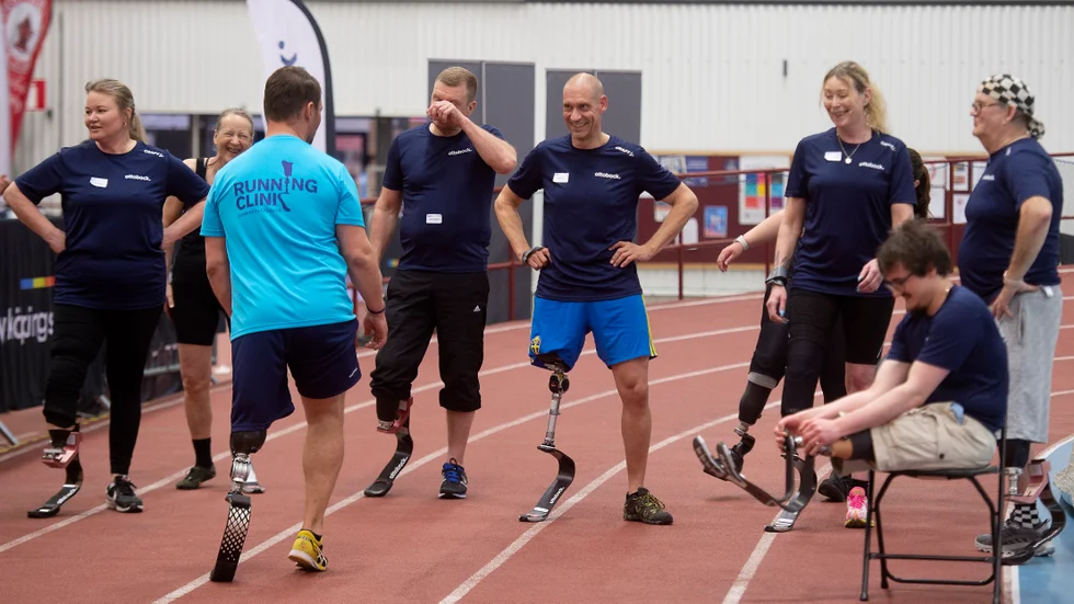 Oxelöundsbon Magnus Wihr (i ljusblå kortbyxor) och resten av gruppen lyssnar på Henrich Popows instruktioner under helgens "running clinic" för benprotesanvändare. 