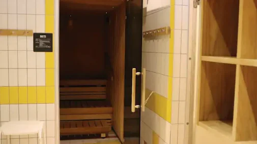 ”Han hoppade upp som gubben i lådan”, säger en av kvinnorna. 