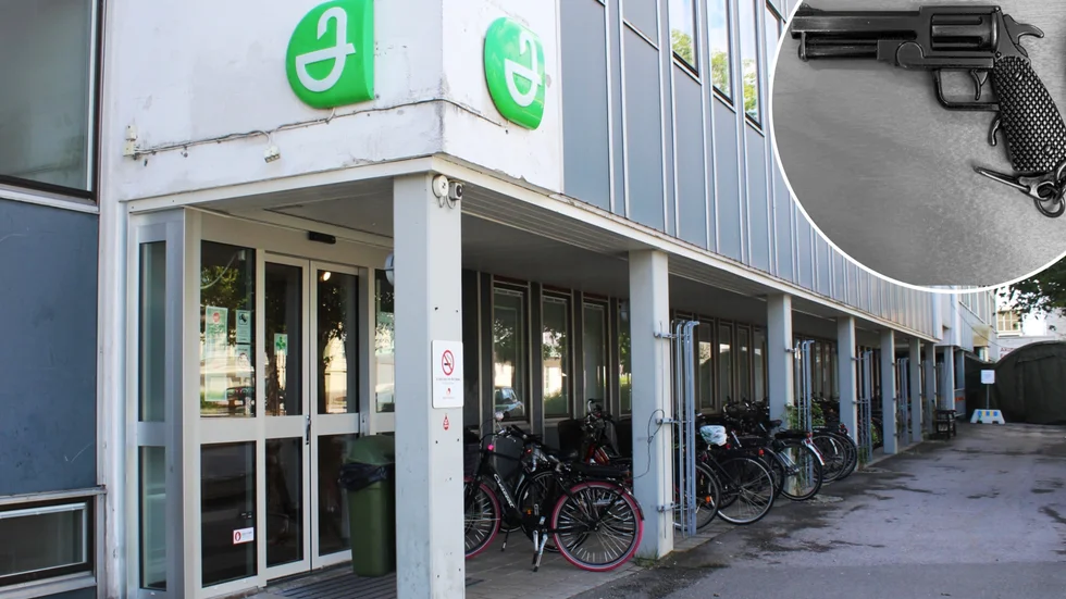 Det var utanför apoteket Lejonet i Västervik som incidenten skedde. Leksaksrevolvern var fäst i en nyckelring, och användes för att hota parkeringsvakten vid sjukhuset.