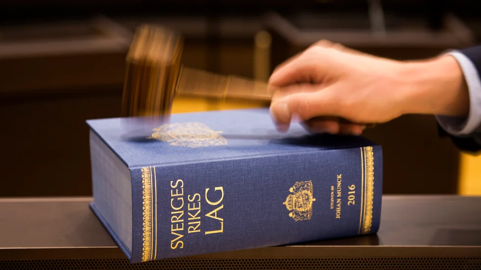 En kvinna som angrep en tågresenär med sax döms till rättspsykiatrisk vård. 