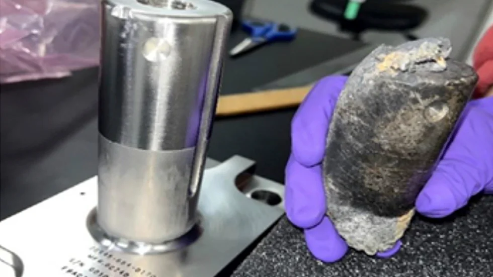 Det cylinderformade rymdskrotet som tidigare i år föll från rymden och krossade taket till en bostad i Florida. Skrotet har tagits till Kennedy Space Center i Florida för analys.