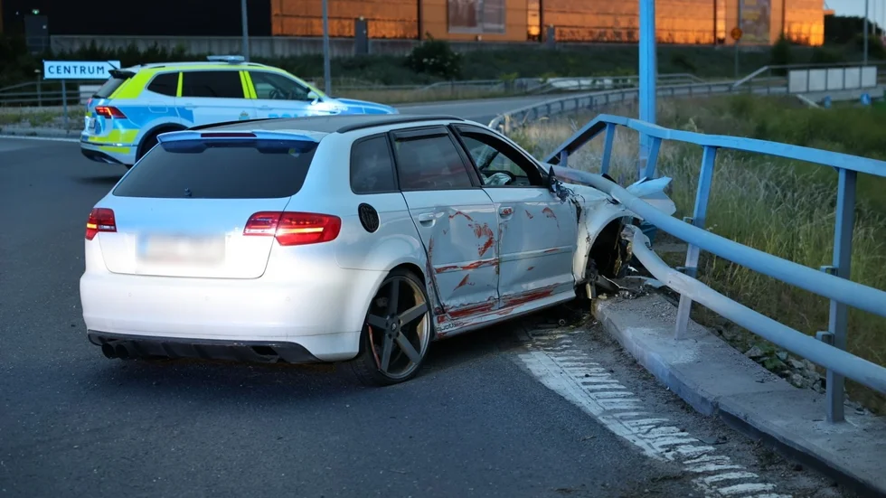 En bil körde under lördagskvällen in i ett räcke vid en rondell i Fyrislund.