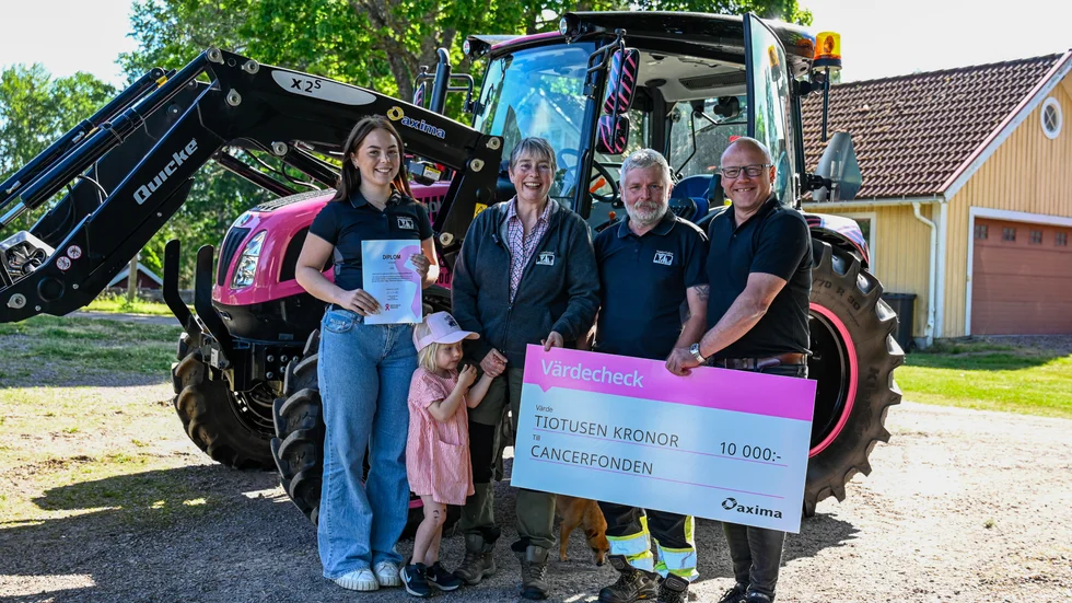 I samband med försäljningen av den rosa traktorn skänktes 10 000 kronor till cancerfonden. Från vänster: Lovisa Lindelöf, Kristina Lindelöf, Jörgen Blomberg och Mario Tesanovic, säljare på Axima Ab. 