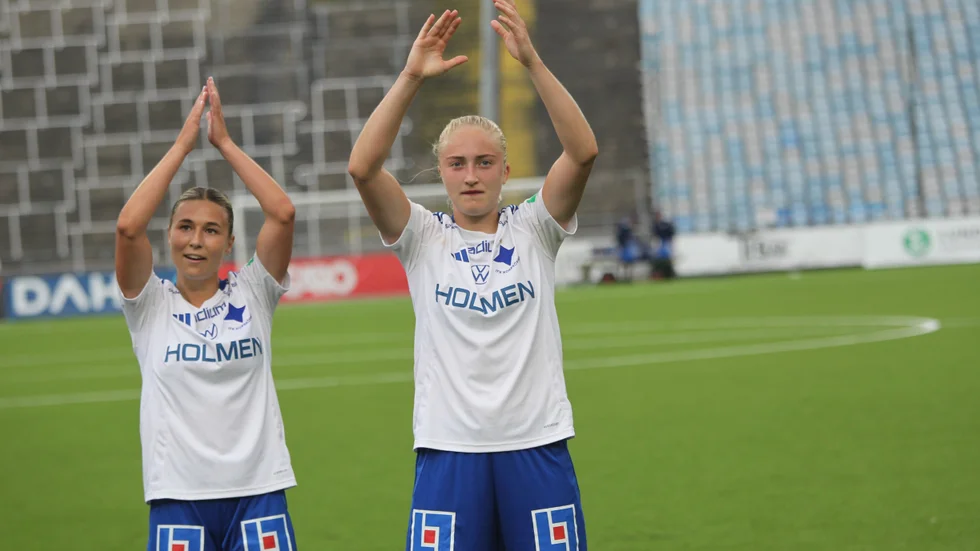 Målskyttarna Alexandra Hellekant och Wilma Leidhammar drog i gång segersången med fansen. 