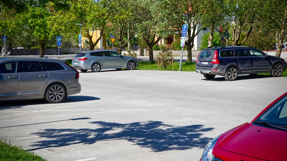 Efter införandet av parkeringsavgifter på Korpenområdet i Visby finns det gott om parkeringsplatser för de som behöver ta bilen dit.