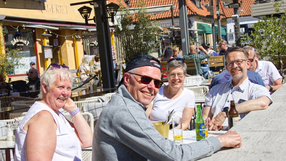 Lena, Håkan, Maj och Sven Johansson från Tidaholm har uteserveringspremiär i vårsolen på Stora torget.