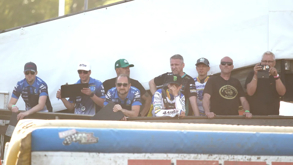 Piraternas ledare Daniel Davidsson och Anders Bylin, med flera, under ett heat senast när det blev seger hemma mot Smederna. Nu på tisdag stundar bortamatch mot Vargarna i Norrköping, säsongens första östgötaderby.