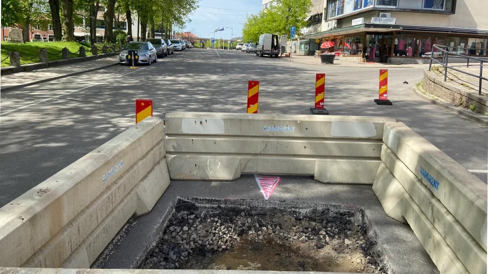 Kameran hittade ingen vattenläcka men när Bispmotalgatan grävdes upp var det blött. Nu måste orsaken hittas innan gatan kan lagas. 