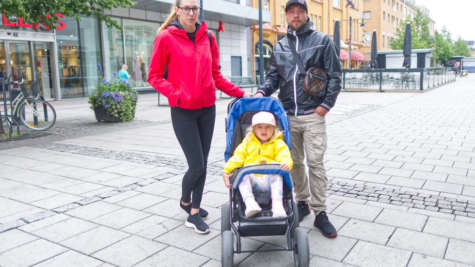 Sara, Nemo och Luna väntade utanför gallerian för att fynda på Jeansbolaget. "Känns tråkigt att de försvinner, jag brukade handla både där och på Wallenbergs", sade Nemo.