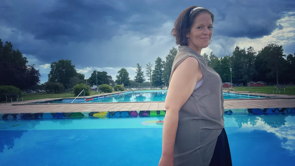 Katrin Palm från Söderfors, nyligen anställd på Rörholmsbadet, där poolväggarna förvandlas till levande konstverk med hjälp av färgstark graffiti.