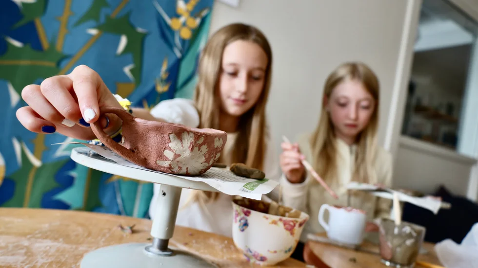 Systrarna Vera och Sally Forsell skapar koppar och annat fint av lera.
