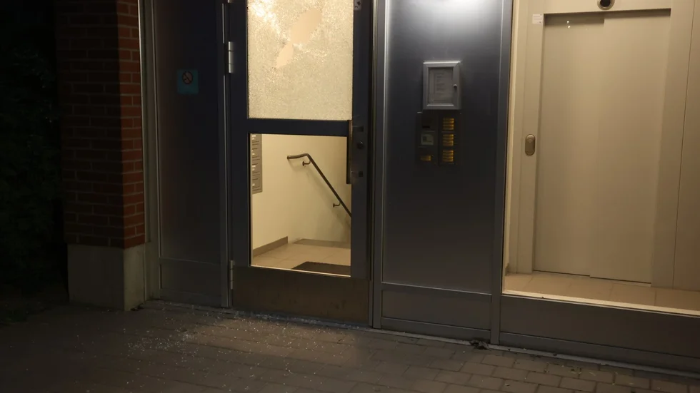 Flera skott avlossades mot ett flerfamiljshus i Sala Backe en fredagskväll i juni. 